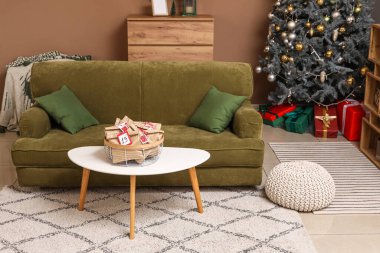 Masada kanepe ve Noel takvimi olan oturma odasının içinde.