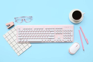 Modern cihazlar, kırtasiye malzemeleri, kahve fincanı ve renkli gözlüklü kompozisyon