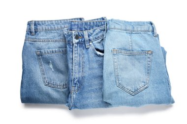 Beyaz arkaplanda şık bir kot pantolon.