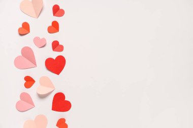 Beyaz arka planda kağıt kalpler. Sevgililer Günü kutlaması
