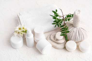 Farklı kozmetik ürünleri, spa aksesuarları ve çiçek içeren kompozisyon
