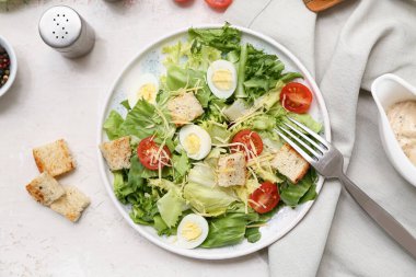 Beyaz arka planda lezzetli Sezar salatası.