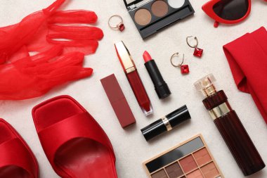 Beyaz arka planda kozmetik, aksesuar, ruj ve küpeli kompozisyon. Yakın çekim.