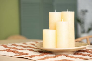 Mumlar masadaki tabakta. Yakın çekim.