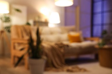 Geceleri oturma odasının içi çok şık oluyor. Bulanık görünüm