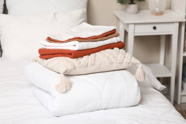 Yatak odasındaki yatak çarşafları yığını, yakın çekim.