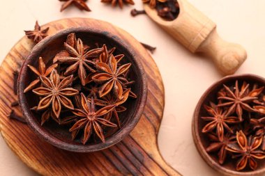 Renk arkaplanındaki aromatik baharatlarla kompozisyon