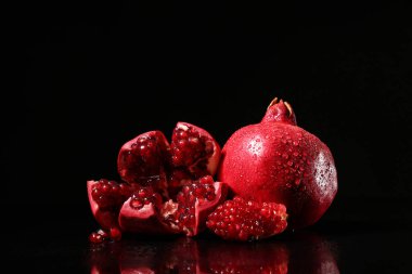 Siyah arka planda lezzetli taze nar.