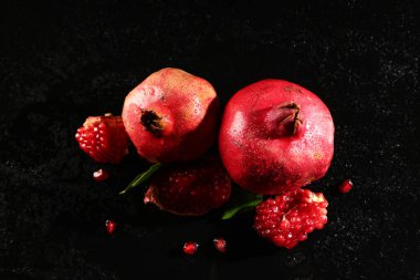 Siyah arka planda lezzetli taze nar.