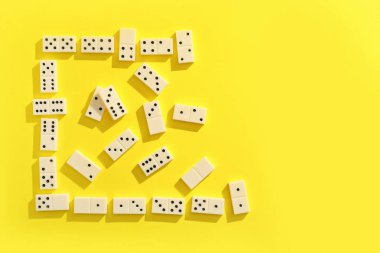 Sarı arkaplanda beyaz domino blokları