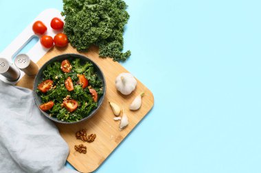 Bir kase lezzetli lahana salatası domatesli, cevizli ve sarımsaklı.