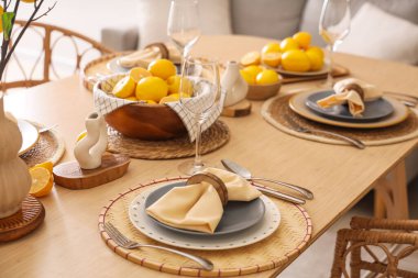 Yemek odasında bir sürü taze limonla dekore edilmiş şık bir masa.