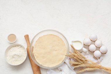 Beyaz arka planda ahşap oklamalı, hamurlu ve malzemeli kompozisyon