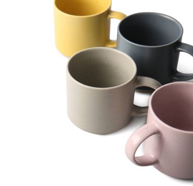 Beyaz arkaplanda güzel seramik kupalar