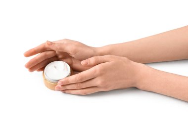 Beyaz arka planda kozmetik krem kavanozu olan güzel kadın elleri