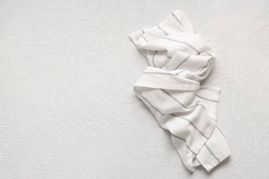 Beyaz arkaplanda çizgili peçete