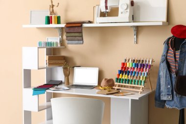 Terzinin iş yeri, raf ve mankenli atölye içi