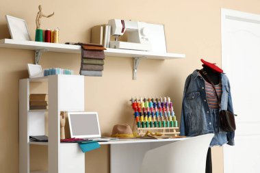 Terzinin iş yeri, raf ve mankenli atölye içi