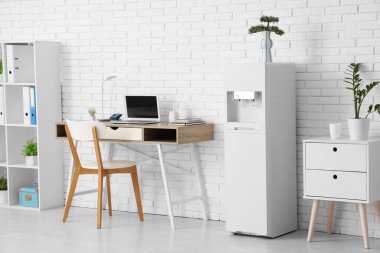 Modern su soğutucusu ve çalışma alanı olan ışık ofisinin içi