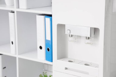 Işık ofisindeki modern su soğutucusu, yakın plan.