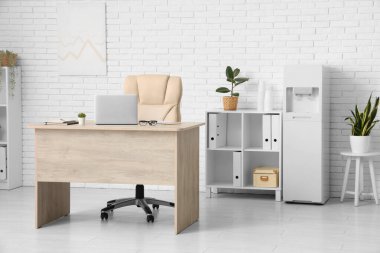 Modern su soğutucusu, çalışma alanı ve raf ünitesi olan ışık ofisinin içi