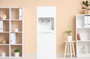 Modern su soğutucusu ve raf üniteleri olan şık bir ofis.