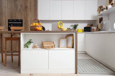 Masada tezgah ve portakallar olan mutfağın içi.