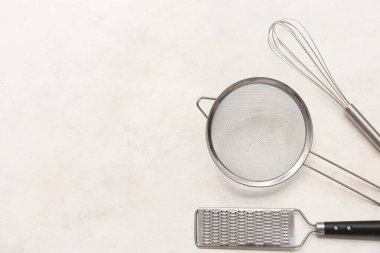 Metal elek, rendeleyici ve hafif arkaplanda çırpma