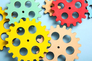 Açık mavi zemin üzerinde ahşap dişliler