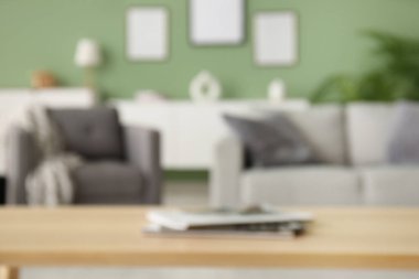 Dergiler modern oturma odasındaki sehpanın üzerinde. Yakın çekim.