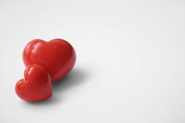 Beyaz arka planda kalp şeklinde heykelcikler. Sevgililer Günü kutlaması