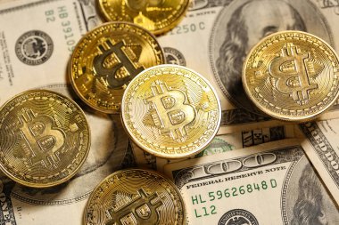 Dolar banknotları üzerinde birçok bitcoin, yakın plan