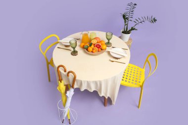 İki kişilik restoran masası. Taze meyve suyu, meyve suyu ve leylak kaplamalı.