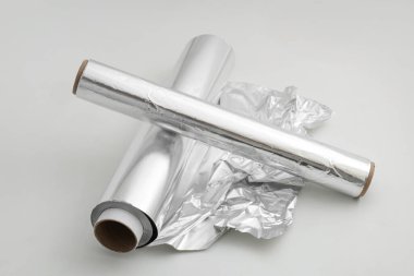 Beyaz arkaplanda alüminyum folyo ruloları