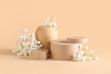 Bej arka planda güzel gypthe ve alçı podyumlar