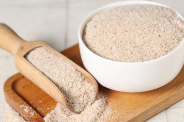 Masada Psyllium kabuğu tozu ile kase ve kepçe, yakın çekim