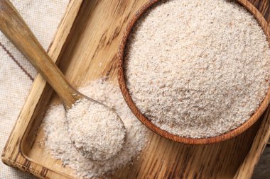 İçinde psyllium kabuğu tozu olan kase ve kaşık, yakın plan.