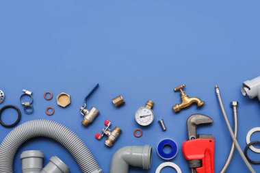 Mavi arkaplanda tesisatçı eşyaları var.