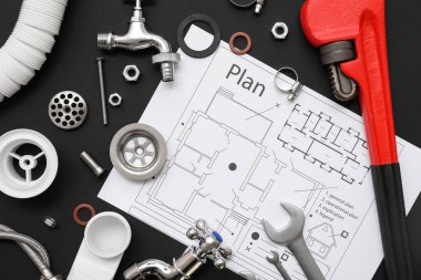 Siyah arka planda ev planı olan tesisatçı eşyaları.