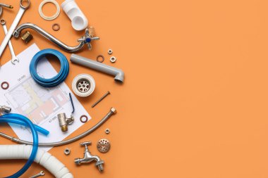 Turuncu arka planda tesisatçı eşyaları ve ev planı var.