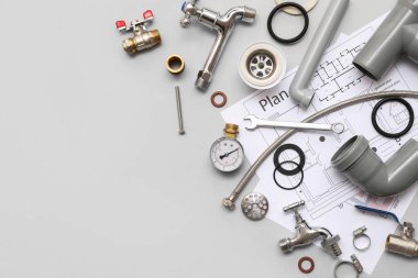 Gri arka planda ev planı olan tesisatçı eşyaları.