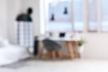 İş yeri, ayna ve penceresi olan ergen odasının bulanık görüntüsü