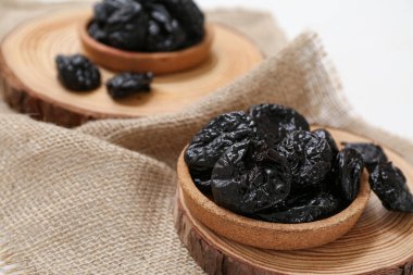 Beyaz arkaplanda kurumuş kuru erik tabakları