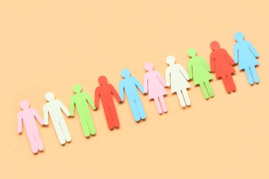 Renkli arka planda kağıt insan figürleri. Çeşitlilik ve kapsama kavramı