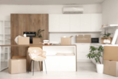 Taşınma gününde tezgahları, masa ve karton kutuları olan mutfağın içi.