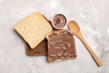 Gri arka planda tatlı çikolatalı tostlar