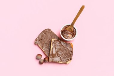 Çikolatalı tost ve pembe fındıklı fındık.