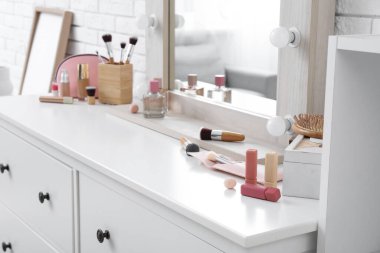 Makyaj odasında kozmetik ve aynalı çekmeceler, yakın çekim.