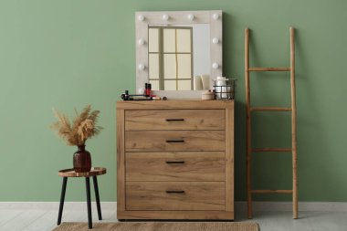 Aynalı, çekmeceli ve kozmetik ürünleri satan şık bir makyaj odası.