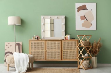 Ayna, ahşap dolap ve kozmetik ürünleri olan şık bir makyaj odası.